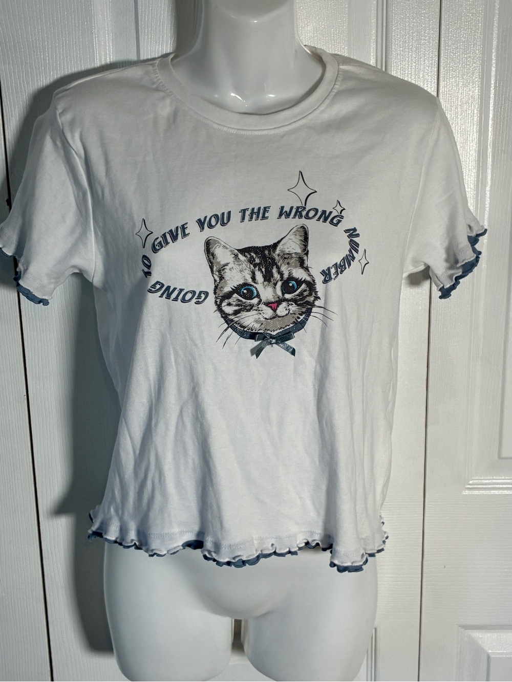 Messy Bun Just Chillin' Cat Graphic Lettuce Hem Tee NWT